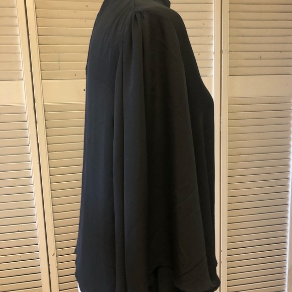 Black 100% Modish One polyester top. V cut in front. Wide sleeves.  Size XL. - Picture 2 of 8